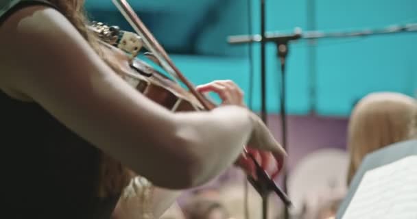 Músico tocando el violín durante un ensayo de música clásica antes de un concierto — Vídeos de Stock