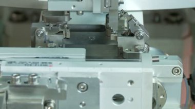 Küçük parçalar için gelişmiş endüstriyel üretim hattı, robotik kollar çalışma