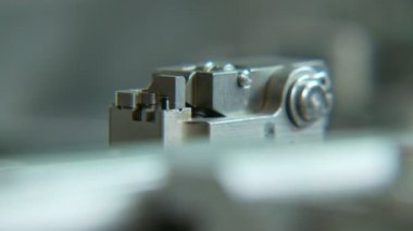 Küçük parçalar için gelişmiş endüstriyel üretim hattı, robotik kollar çalışma