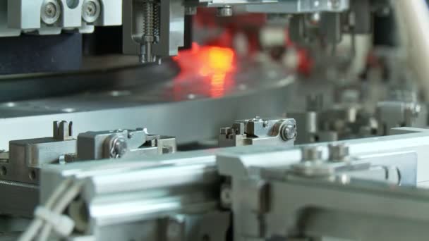 소형 부품, 로봇 암 작동을 위한 고급 산업 생산 라인 — 비디오