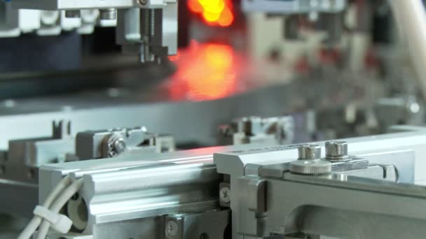 Küçük parçalar için gelişmiş endüstriyel üretim hattı, robotik kollar çalışma — Stok video