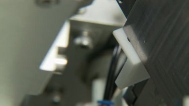 Küçük parçalar için gelişmiş endüstriyel üretim hattı, robotik kollar çalışma