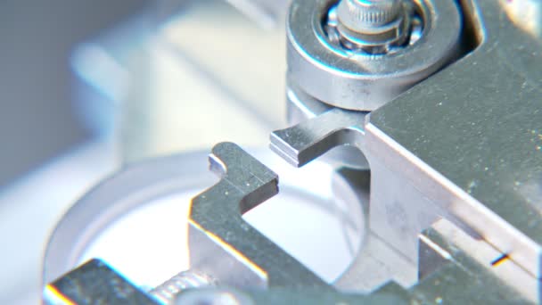 Zaawansowana przemysłowa Linia produkcyjna do małych części, praca z ramionami robotycznymi — Wideo stockowe