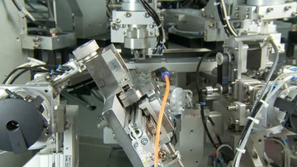 Ligne de production industrielle avancée pour petites pièces, bras robotisés 