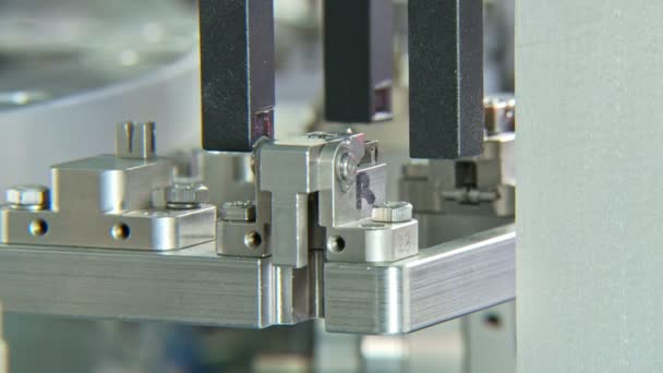 Linha de produção industrial avançada para peças pequenas, trabalho de braços robóticos — Vídeo de Stock