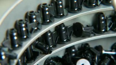 Montaj makinesinde konveyör üzerindeki plastik parçalar
