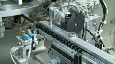 Montaj makinesinde konveyör üzerindeki plastik parçalar