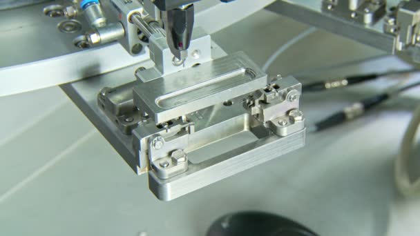 Geavanceerde industriële productielijn voor kleine onderdelen, robotarmen werken — Stockvideo