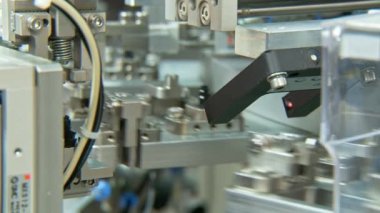 Küçük parçalar için gelişmiş endüstriyel üretim hattı, robotik kollar çalışma