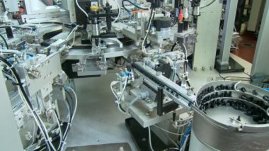 Küçük parçalar için gelişmiş endüstriyel üretim hattı, robotik kollar çalışma