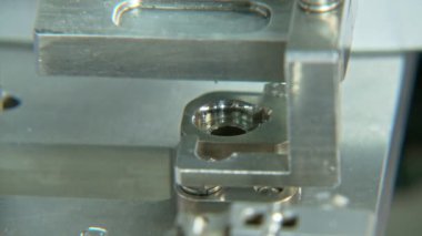 Küçük parçalar için gelişmiş endüstriyel üretim hattı, robotik kollar çalışma
