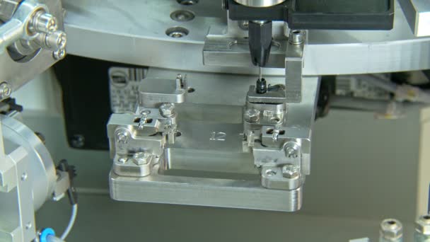 Küçük parçalar için gelişmiş endüstriyel üretim hattı, robotik kollar çalışma — Stok video