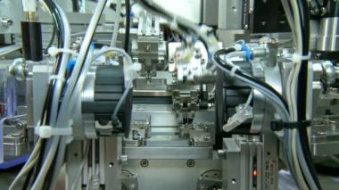 Küçük parçalar için gelişmiş endüstriyel üretim hattı, robotik kollar çalışma