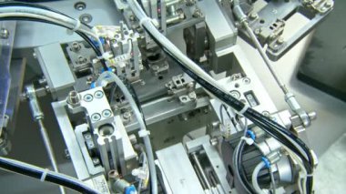 Küçük parçalar için gelişmiş endüstriyel üretim hattı, robotik kollar çalışma