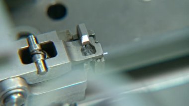 Küçük parçalar için gelişmiş endüstriyel üretim hattı, robotik kollar çalışma