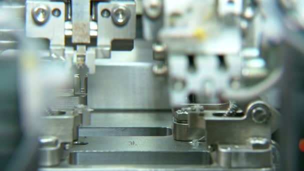 Pokročilá průmyslová výrobní linka pro malé díly, robotické zbraně fungují — Stock video