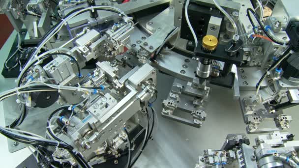 Avancerad industriell produktionslinje för smådelar, robotarmar som arbetar — Stockvideo