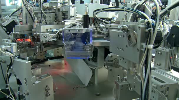 Geavanceerde industriële productielijn voor kleine onderdelen, robotarmen werken — Stockvideo