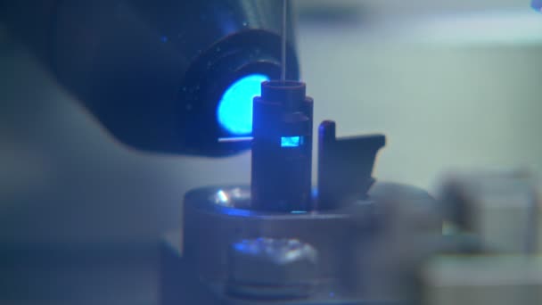 Close-up op industriële productielijn voor kleine onderdelen, robotarmen — Stockvideo