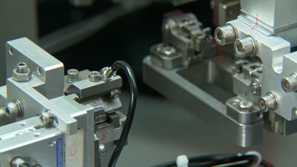 Primer plano en la línea de producción industrial para piezas pequeñas, brazos robóticos — Vídeos de Stock