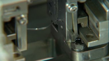 Küçük parçalar, robotik kollar için endüstriyel üretim hattında yakın çekim