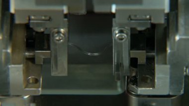 Küçük parçalar, robotik kollar için endüstriyel üretim hattında yakın çekim