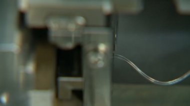 Küçük parçalar, robotik kollar için endüstriyel üretim hattında yakın çekim