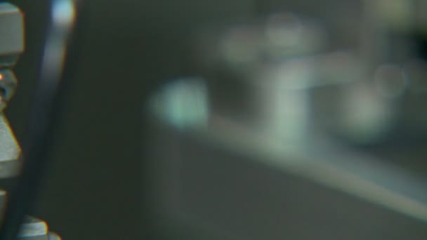 Gros plan sur la ligne de production industrielle pour petites pièces, bras robotiques 