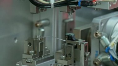 Küçük parçalar için gelişmiş endüstriyel üretim hattı, robotik kollar çalışma