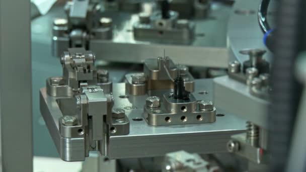 소형 부품, 로봇 암 작동을 위한 고급 산업 생산 라인 — 비디오