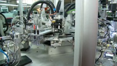 Küçük parçalar için gelişmiş endüstriyel üretim hattı, robotik kollar çalışma