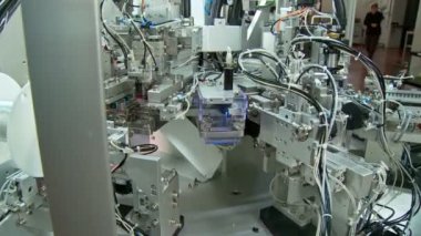 Küçük parçalar için gelişmiş endüstriyel üretim hattı, robotik kollar çalışma