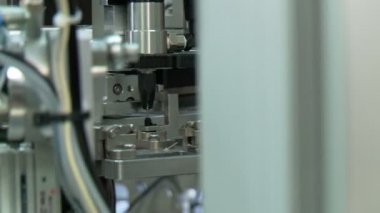 Küçük parçalar için gelişmiş endüstriyel üretim hattı, robotik kollar çalışma