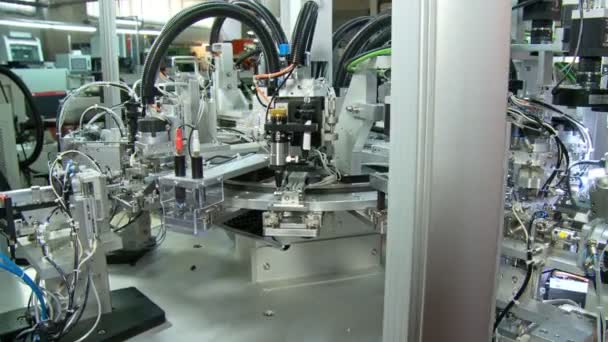 Linea di produzione industriale avanzata per piccole parti, lavorazione di bracci robotici — Video Stock