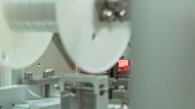 Küçük parçalar için gelişmiş endüstriyel üretim hattı, robotik kollar çalışma