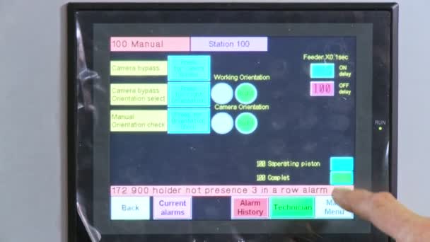 Arbeiter programmieren eine automatisierte Maschine — Stockvideo