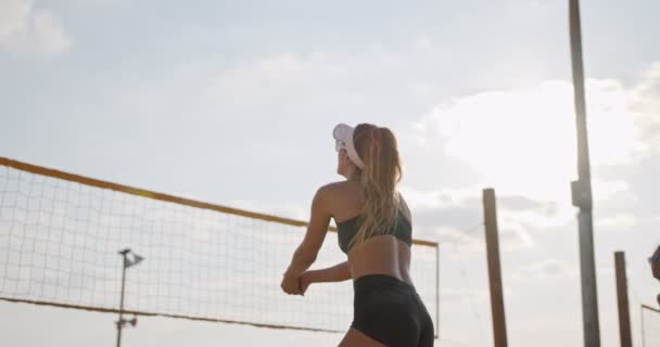 Mouvement lent des femmes jouant au beach-volley au coucher du soleil — Video