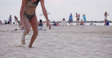 Bayan Plaj Voleybolu oyuncusu oyun sırasında kuma dalma
