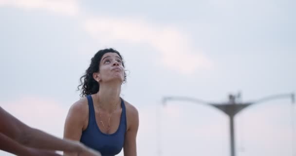 Movimiento lento de las mujeres jugando voleibol de playa durante la puesta del sol — Vídeos de Stock