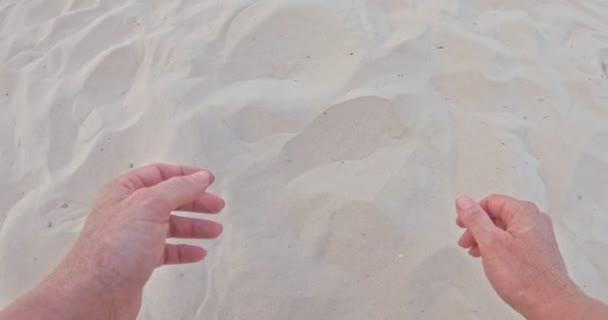Imágenes POV de mujeres jugando voleibol de playa durante el atardecer — Vídeo de stock