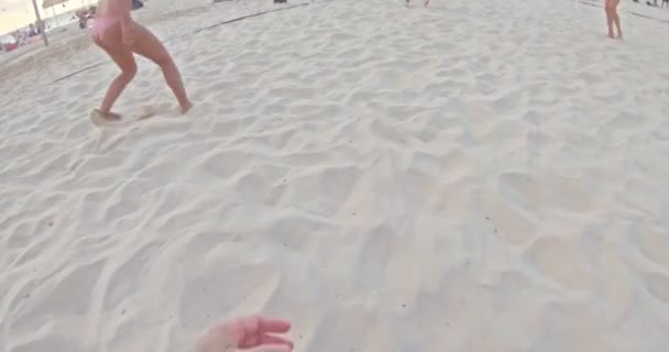 POV beelden van vrouwen die beachvolleybal spelen tijdens zonsondergang — Stockvideo