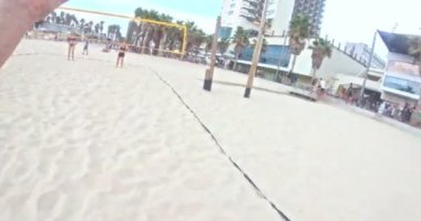 Gün batımında plaj voleybolu oynayan kadınların Pov görüntüleri