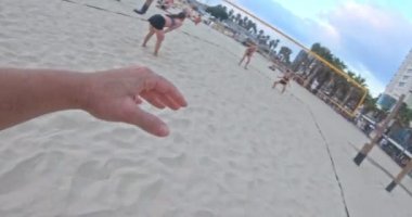 Gün batımında plaj voleybolu oynayan kadınların Pov görüntüleri