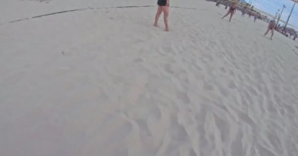 POV bilder av kvinnor som spelar beachvolleyboll under solnedgången — Stockvideo