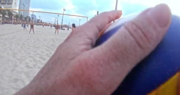 POV bilder av kvinnor som spelar beachvolleyboll under solnedgången — Stockvideo