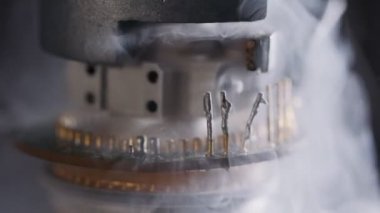 Elektronik bileşenler ve sensörler üzerinde sıvı nitrojenin soğuk buharı