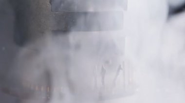 Elektronik bileşenler ve sensörler üzerinde sıvı nitrojenin soğuk buharı