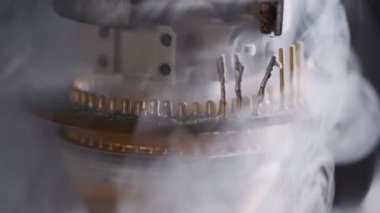 Elektronik bileşenler ve sensörler üzerinde sıvı nitrojenin soğuk buharı