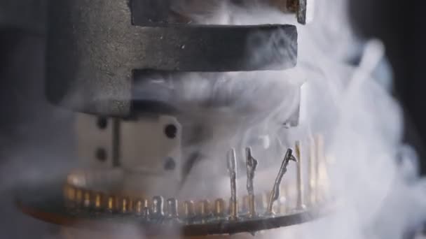 Elektronik bileşenler ve sensörler üzerinde sıvı nitrojenin soğuk buharı — Stok video