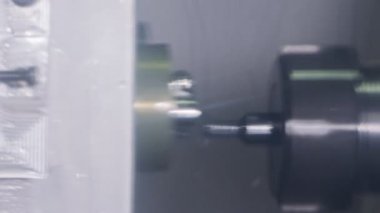 Değirmen makinesi ve torna ile hassas metal parçaları işleme yavaş hareket